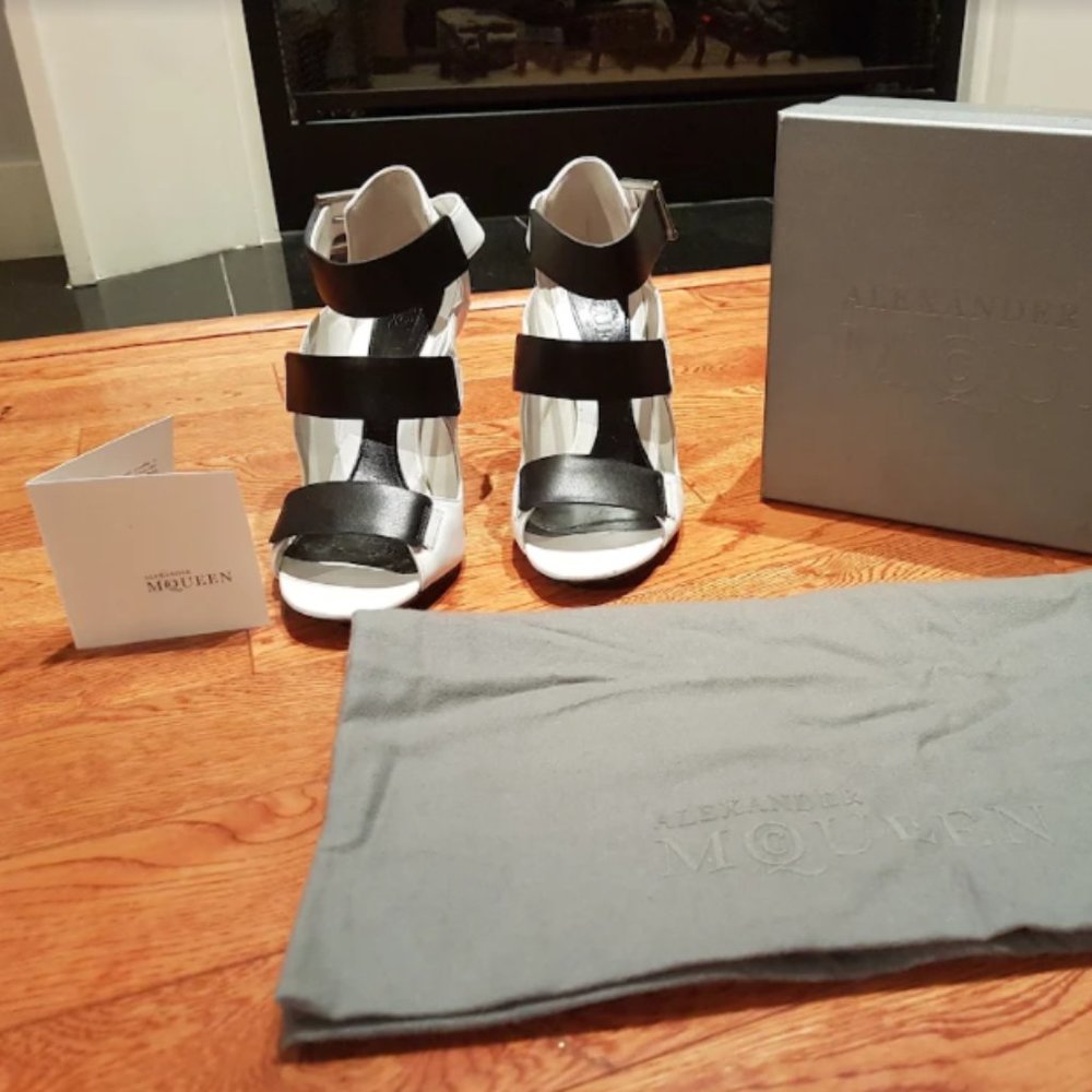 Alexander McQueen White and Black Strappy Leather Heeled Sandals - Picture 3 of 9